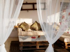 ein Wohnzimmer mit weißen Vorhängen und einem Sofa in der Unterkunft Casa Rural Mirando a Gredos in Cadalso de los Vidrios + 85 Fotos