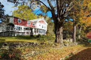 duży czerwono-biały dom z drzewem w obiekcie The Open Door in Jefferson NY w mieście Jefferson