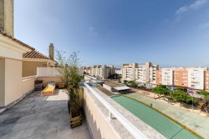 balcón con piscina y edificios en Ático parque Kotinoussa en Cádiz