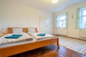 una camera da letto con un grande letto con tovaglioli blu sopra di Čejkovický domek a Čejkovice