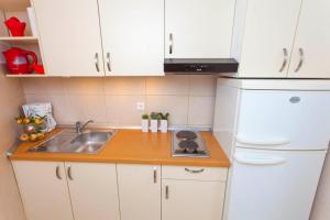 Kuchyň nebo kuchyňský kout v ubytování Holiday Home Nona