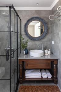 een badkamer met een wastafel en een spiegel bij Zigo's Hotel in Mugla