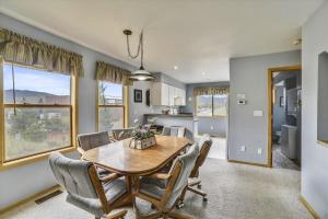 Un comedor con mesa y sillas y una cocina. en Lagoon #723A, en Frisco