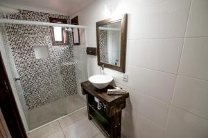a bathroom with a sink and a shower at Morada Canto Norte - Apartamentos Beira Mar in Garopaba +13 photos