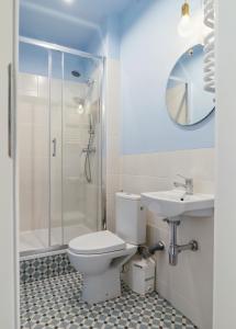 ルブリンにあるGaleriaのバスルーム(トイレ、洗面台、シャワー付)