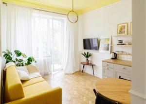 ルブリンにあるGaleriaのリビングルーム(黄色のソファ、テーブル付)