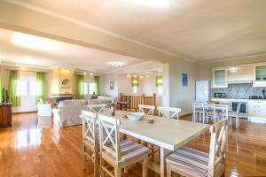 a dining room and living room with a table and chairs at Villa iliotropio in Skiathos