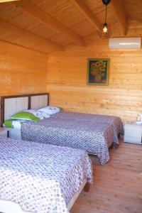 En eller flere senge i et værelse på Guest House Apsar Village