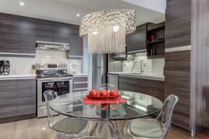 una cocina con una mesa de cristal con tomates. en Les Immeubles Charlevoix - Le 1166, en Quebec