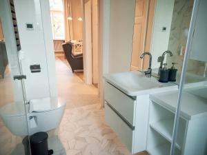 łazienka z toaletą, umywalką i prysznicem w obiekcie Dominican Square by Hashtag Apartments w Krakowie