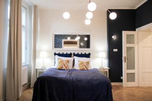 - une chambre avec un lit et une couette bleue dans l'établissement Dominican Square by Hashtag Apartments, à Cracovie