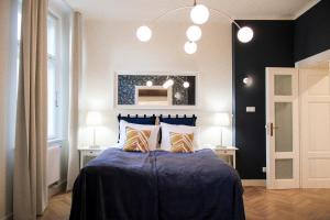 sypialnia z łóżkiem z niebieską kołdrą w obiekcie Dominican Square by Hashtag Apartments w Krakowie