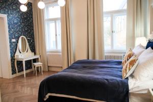 sypialnia z łóżkiem, lustrem i oknem w obiekcie Dominican Square by Hashtag Apartments w Krakowie