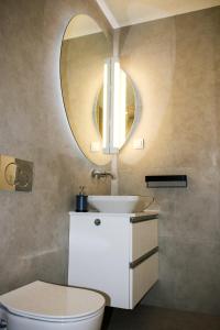 łazienka z białą umywalką i lustrem w obiekcie Dominican Square by Hashtag Apartments w Krakowie