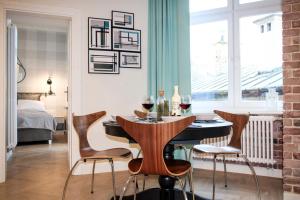 jadalnia ze stołem z krzesłami i kieliszkami do wina w obiekcie Dominican Square by Hashtag Apartments w Krakowie