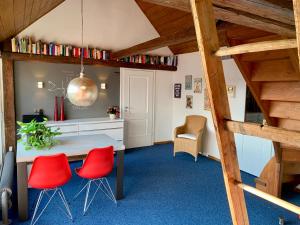 a room with a table and red chairs at Historische Ferienwohnung mit Sauna in Lich in Lich