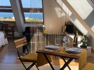 El Rinconcito de Foz في فوز: طاولة طعام وكراسي في غرفة المعيشة