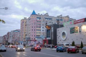 a busy city street filled with cars and buildings at Квартира Люкс in Vinnytsya