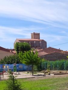 un edificio in cima a una collina con parco giochi di Wine Loft 66 a Baixas