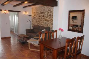 - un salon avec une table et un canapé dans l'établissement CASA RURAL EL ARRIERO, à Zahara de la Sierra
