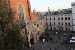 grupa ludzi chodzących przed kościołem w obiekcie Dominican Square by Hashtag Apartments w Krakowie