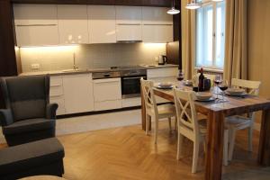 Kuchnia lub aneks kuchenny w obiekcie Dominican Square by Hashtag Apartments