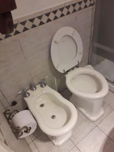 ein Bad mit einem WC und einem Bidet in der Unterkunft Silencioso departamento antiguo in Buenos Aires