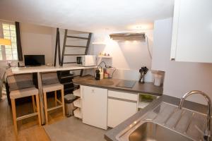 cocina con fregadero y encimera en Le Duplex, en Versalles