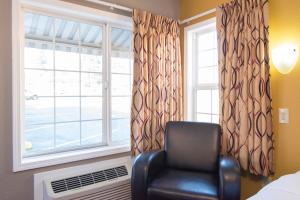Capitol Hill Motel في بورتلاند: غرفة بها كرسي أمام النافذة
