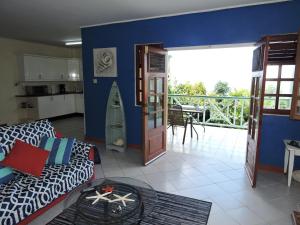 ein Wohnzimmer mit einem Sofa und einem Balkon in der Unterkunft Amazing Beach View Apartments in Castries