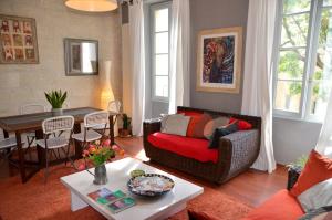 un salon avec un canapé et une table dans l'établissement Bel appartement Villeneuve Lès Avignon, à Villeneuve-lès-Avignon 18 autres photos
