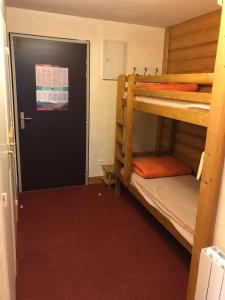 a room with two bunk beds and a door at The Ski Paradise 2 Alpes in Les Deux Alpes