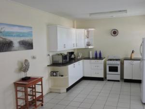 Кухня или мини-кухня в Amazing Beach View Apartments

