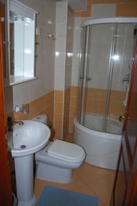 Et badeværelse på villa elkom-appartamento giallo 1