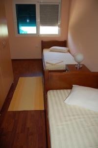 En eller flere senge i et værelse på villa elkom-appartamento giallo 1