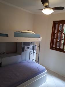 Uma ou mais camas em beliche em um quarto em Apartamento no centro de Bombinhas