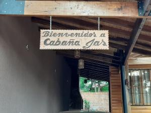 un panneau suspendu au plafond d'un restaurant dans l'établissement Cabañas Jas, à Puerto Iguazú