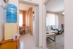 ein Wohnzimmer mit einem Sofa und einem blauen Behälter in der Unterkunft Апартаменти Уют in Plowdiw