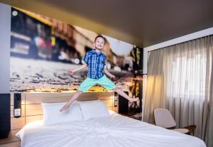 Cama ou camas em um quarto em Novotel Curitiba Batel