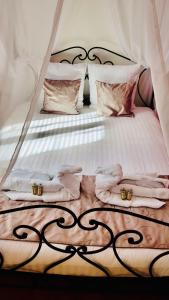 1 cama grande con marco de cama en blanco y negro en Le Secret de Louise, en Épernay