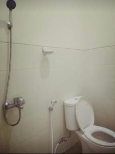 ein Badezimmer mit Toilette und Dusche in der Unterkunft Full House Emerald Villa i6 2 BR Near JTP 3 in Batu