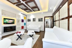 Elle comprend un salon doté d'un mobilier blanc et d'une cheminée. dans l'établissement Kale Suite, à Istanbul