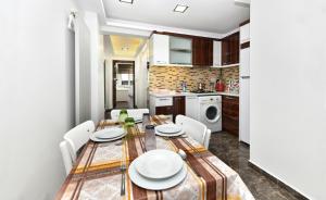 - une cuisine et une salle à manger avec une table et des chaises dans l'établissement Kale Suite, à Istanbul