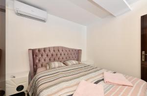 - une chambre avec un lit et une tête de lit rose dans l'établissement Kale Suite, à Istanbul