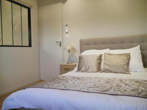 Ένα ή περισσότερα κρεβάτια σε δωμάτιο στο LOFT INN Epernay