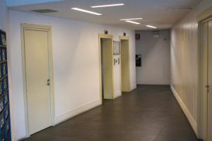 un corridoio vuoto con porte e pavimento piastrellato di Cosenza Luxury Apartment a Cosenza