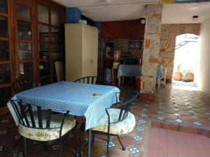 y cocina con mesa, sillas y nevera. en Habitación amplia cerca de Andares, en Guadalajara