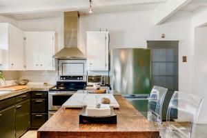 Cuina o zona de cuina de Popular Homestead! Location, Stargaze, Views!