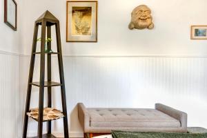 Zona d'estar a Popular Homestead! Location, Stargaze, Views!