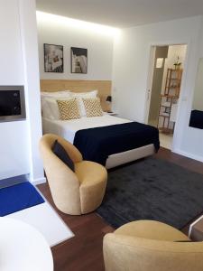 een hotelkamer met een bed en een stoel bij 4PortoApartments#4 in Porto